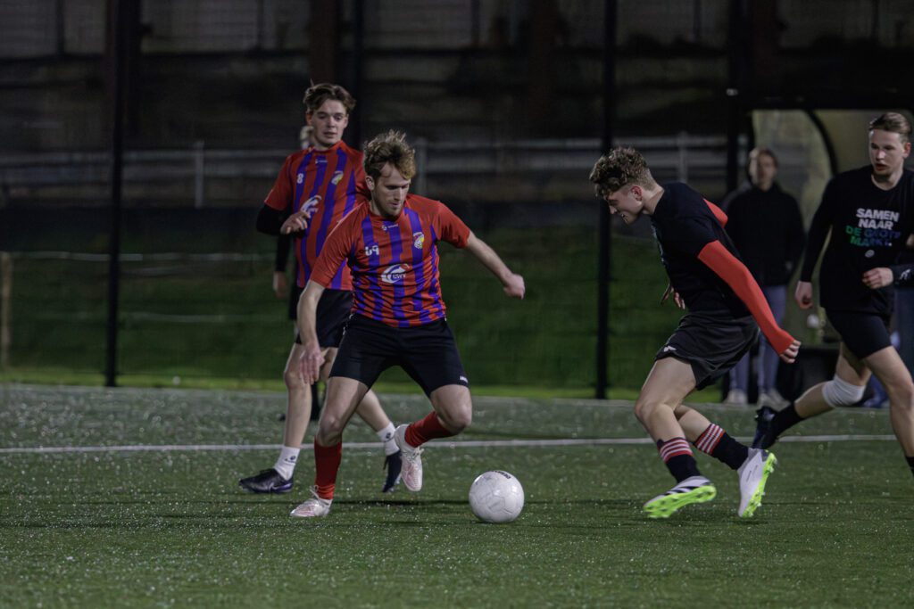 Jongen die aan het voetballen is